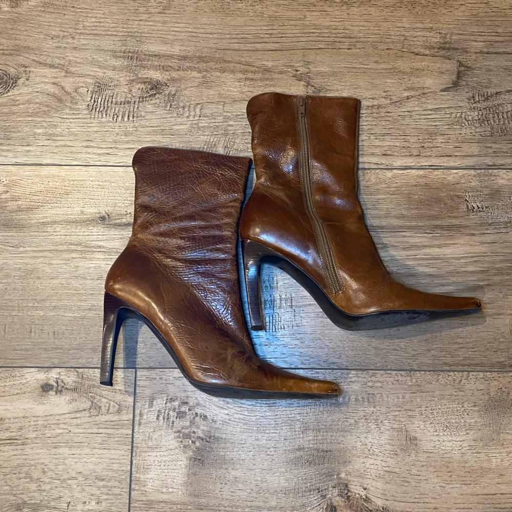 Like NEW Kenneth Cole Reaction ankle boots.